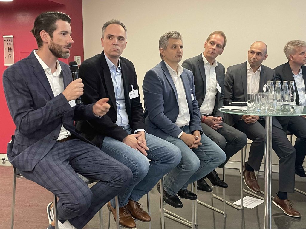 Florian Remark, Partner bei Strategion und Konsortialleitung bei SECAI, informiert über die Vorteile des Edge-Cloud-basierten Ansatzes bei SECAI im Rahmen der SmartLivingNEXT Paneldiskussion.