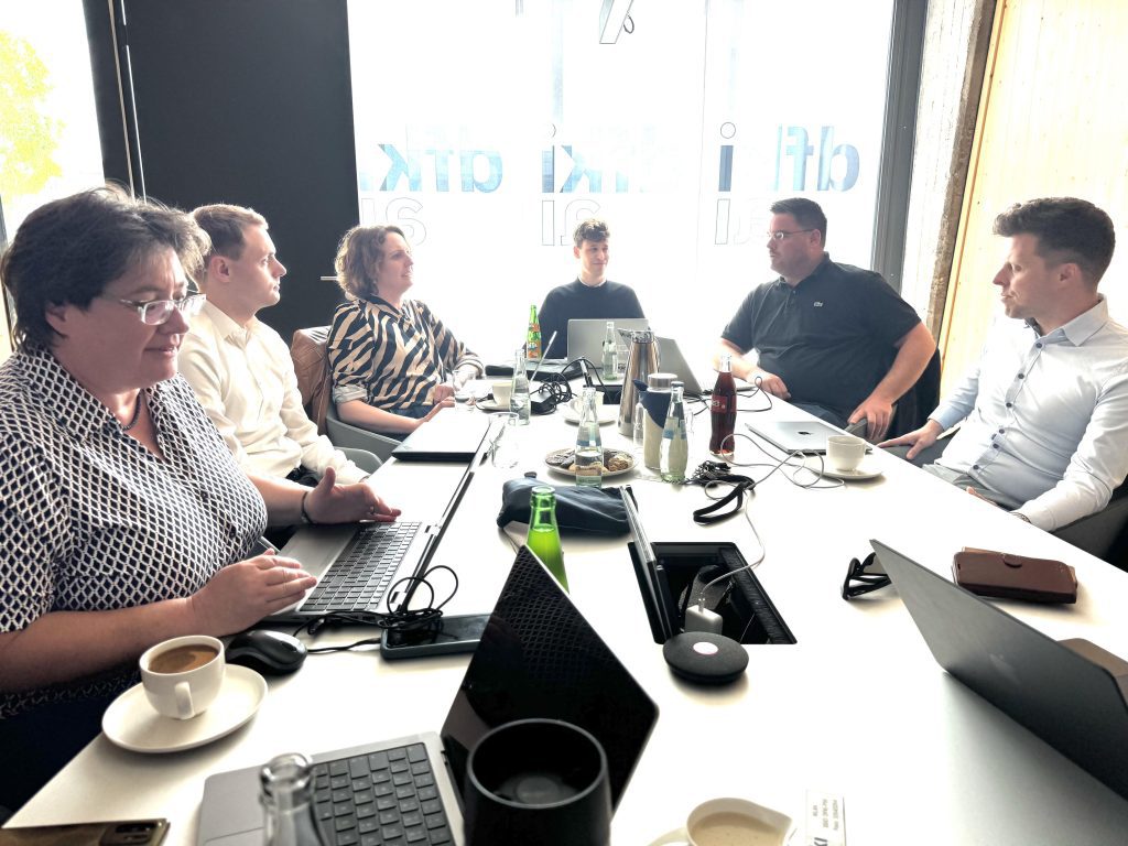 Zufrieden aber auch kritisch diskutiert wurden die erreichten Ergebnisse von den Beteiligten Annette Hoppe (GSW Sigmaringen), Maximilian Lowin (Goethe Universität Frankfurt), Marike Rohde (VDI/VDE), Jonah Schlieh (Strategion), Patrick Toddenroth (wibutler) und Michael Jüdiges (wibutler) (v.l.n.r.).